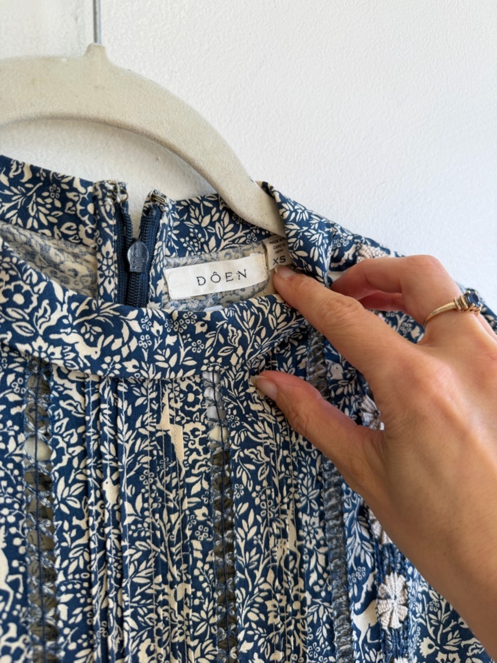 Doen ‘Nova’ Blue Floral Pintuck Midi Dress in Prancing Fawn Print - Picture 6 of 7